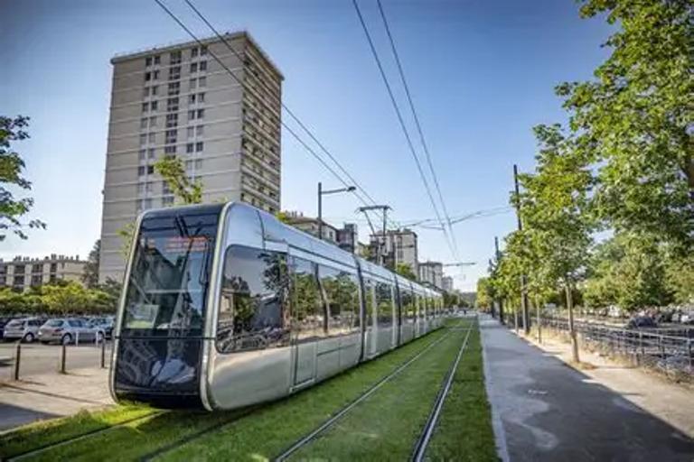 Nouvelle ligne de tramway à Zurich relie les quartiers périphériques
